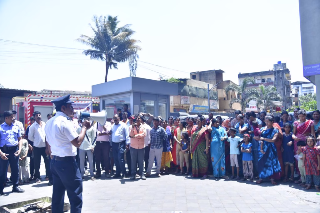 पिंपरीतील मॉक ड्रील दरम्यान आठ मजली इमारतीतील अग्निसुरक्षा प्रात्यक्षिक" 