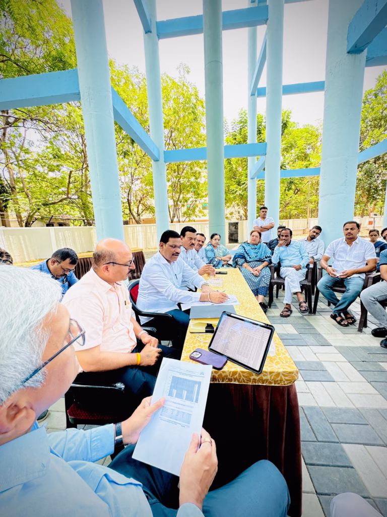 आमदार शंकर जगताप पिंपरी-चिंचवड पाणीटंचाई संदर्भात प्रशासनासोबत बैठक घेताना