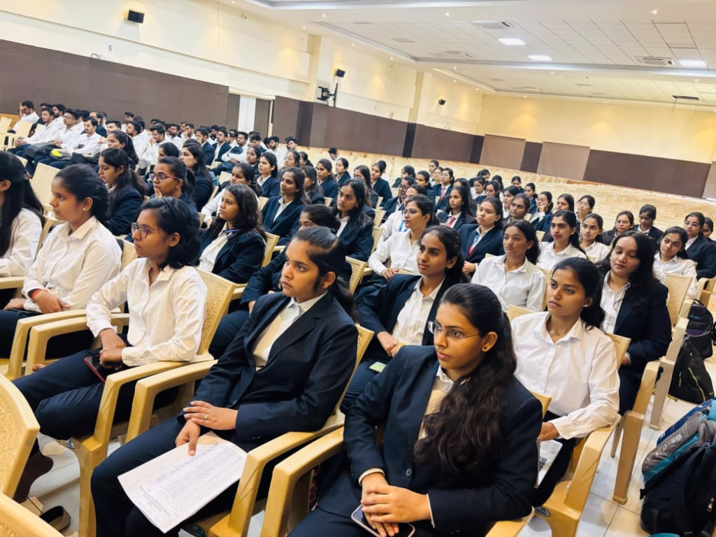 महिला सक्षमीकरण कार्यशाळेदरम्यान उपस्थित अधिकारी आणि विद्यार्थिनी – सायबर सुरक्षेबाबत जागरूकता निर्माण करताना. 