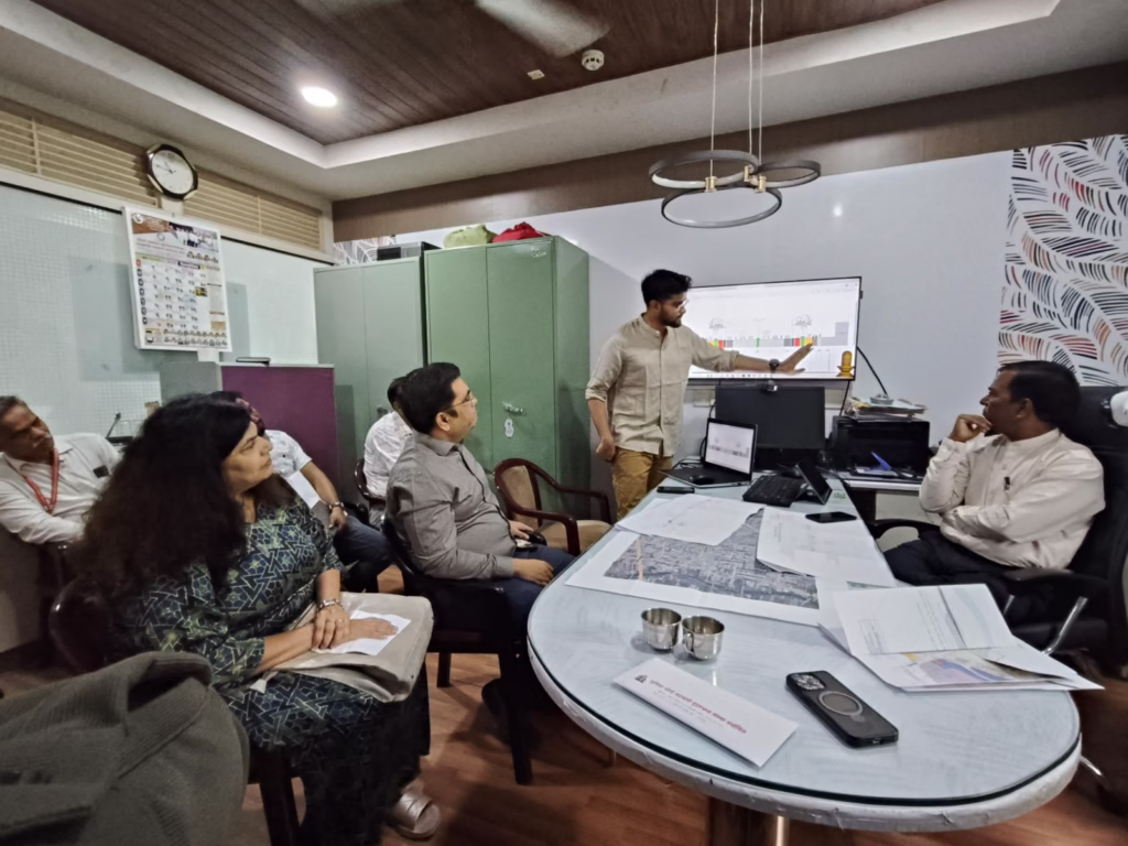 "पिंपरी चिंचवड महापालिकेच्या अधिकाऱ्यांसह वाकड दत्तमंदिर रस्ता विकास आराखड्यावर चर्चा"